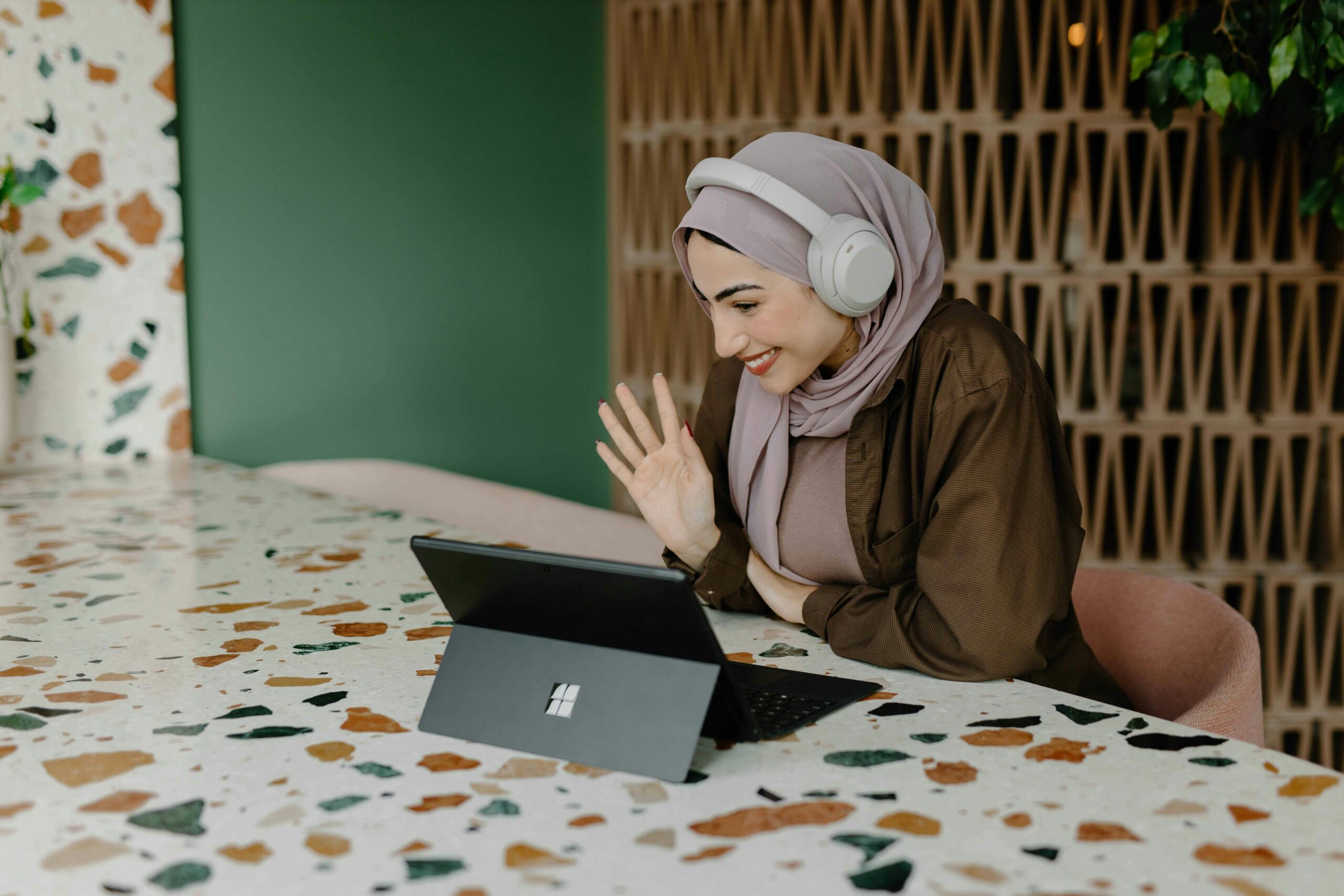 muslim woman with computer